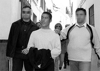 El presunto autor de los disparos contra un inmigrante marroquí, conducido por agentes de policía.