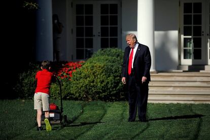 Donald Trump recibe a Frank Giaccio, de 11 años, mientras corta el césped de la Casa Blanca el pasado 15 de septiembre. "Trabajando en Washington, cubriendo la política, se nos pide que tomemos imágenes estrictamente controladas, pero de vez en cuando soy testigo de un momento natural sin guión. Una mañana, nos dijeron que el 'pool' de la Casa Blanca se reuniría junto a la puerta del Rose Garden para una oportunidad fotográfica. No había sido programado, así que no sabía qué esperar. Como sucedió, el presidente planeaba sorprender a Frank Giaccio, de 11 años, que había escrito una carta a Trump para cortar el césped de la Casa Blanca. Giaccio había sido invitado a trabajar durante un día en la Casa Blanca junto con el personal del Servicio de Parques Nacionales. Mientras esperábamos a Trump, vi que Giaccio estaba muy concentrado en este trabajo y no prestaba mucha atención al grupo de periodistas, fotógrafos y camarógrafos que se arremolinaban en el jardín. De repente, tras un seto, con su larga corbata roja, apareció el presidente Trump, entrando como si fuera un episodio de 'The Apprentice'. Caminó hacia Giaccio para saludar y posar para una foto. Empezó a gritarle al chico por encima del ruido de la cortadora de césped, pero era demasiado fuerte. Giaccio estaba tan concentrado en su trabajo que no se dio cuenta de Trump. Pasó justo al lado, empujando la máquina. Trump hizo una pausa por un segundo y caminó hasta el final del césped para hablar con Giaccio, pero de nuevo, el chico no dejó de cortar. Siguió adelante hasta que su padre corrió a la escena para llamar su atención, y finalmente se detuvo para saludar a Trump. La imagen de Trump gritando a un niño que está cortando su césped podría tener muchas interpretaciones en los políticamente polarizados Estados Unidos de hoy. Pero para mí era solo un niño que amaba lo que estaba haciendo, hasta el punto de que casi parecía ignorar al presidente", narró Carlos Barria.