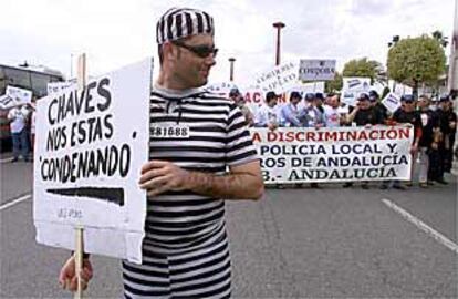 Un grupo de policías locales y bomberos, ayer, en la manifestación para rechazar la Ley de Coordinación.