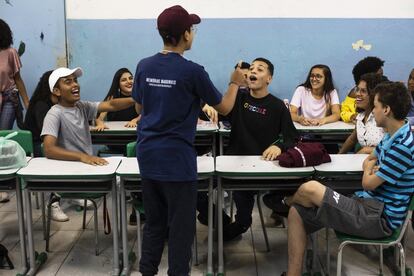 Tras el paseo de 20 minutos hasta la escuela, llega a clase. Hoy las dos primeras horas son de biología, pero no ha venido el profesor.