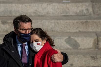 Feijóo​ abraza a Ayuso durante el acto de este lunes, en Madrid. 