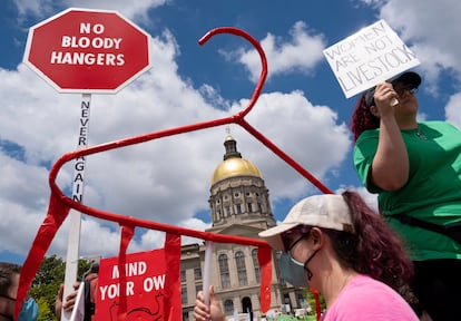 Manifestantes por el derecho al aborto se manifiestan cerca del capitolio del estado de Georgia en Atlanta.  Protestan por la ilegalización del derecho al aborto, con la que amenazan 26 de los 50 estados de la unión.