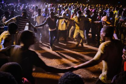 Un grupo de jóvenes bailan durante el festival.  