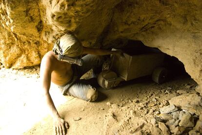 Un minero artesanal trabaja en las cavernas de Simojovel, en el estado mexicano de Chiapas. Cada uno de los mineros cobra 9 euros al día en la extracción de ámbar. Las piedras pueden alcanzar en las joyerías hasta unos 1.200 euros.