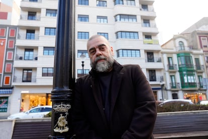 El escritor y cineasta Ramón Lluís Bande en la plaza del Parchís de Gijón, frente al edificio donde tuvo sede el Consejo Soberano de Asturias durante la Guerra Civil, retratado el 22 de enero. 