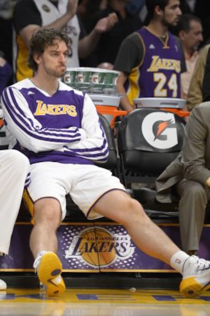 Pau Gasol, en el banquillo durante el partido con los Lakers.