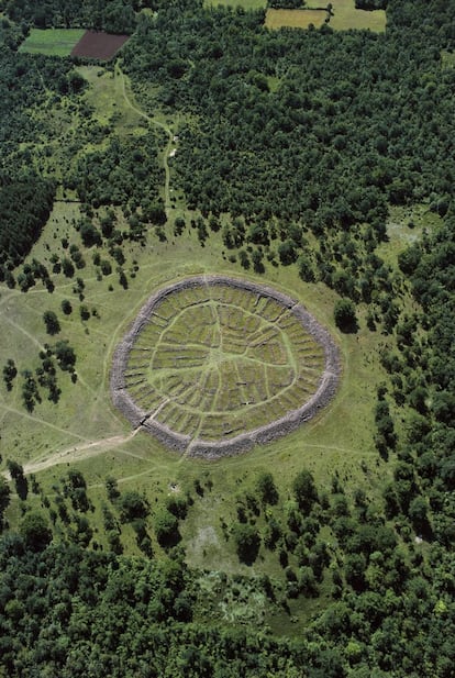 El anillo-fuerte de Ismantorp (siglos III-VII), situado en la isla de Öland, Suecia.