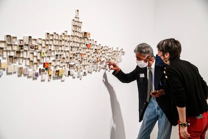 Mohammed Larbi Rahhali enseña su instalación 'Mi vida', compuesta por varios centenares de cajas de cerillas. La obra forma parte de 'Trilogía marroquí', en el Museo Reina Sofía.