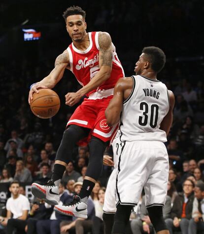 Courtney Lee trata de completar un pase ante Thaddeus Young.