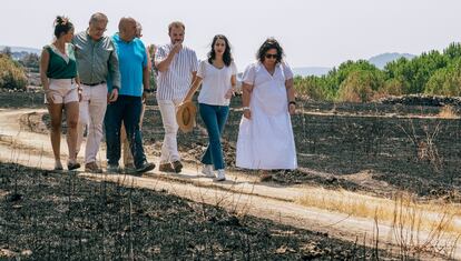 La presidenta de Ciudadanos, Inés Arrimadas (segunda por la derecha), acompañada de cargos orgánicos de Cs en Castilla y León en la zona afectada por el incendio forestal de Cebreros (Ávila), el 2 de agosto.