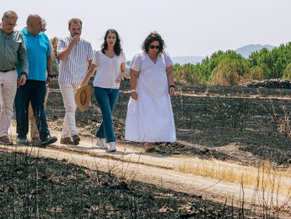La presidenta de Ciudadanos, Inés Arrimadas (segunda por la derecha), acompañada de cargos orgánicos de Cs en Castilla y León en la zona afectada por el incendio forestal de Cebreros (Ávila), el 2 de agosto.