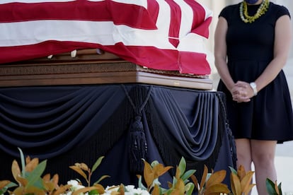 El público tendrá la oportunidad de presentar sus respetos a la juez estadounidense bajo las monumentales columnas corintias de la puerta de acceso al edificio del Supremo, en Washington.