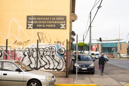 Un cartel en una calle de Antofagasta denuncia la contaminacin del puerto.