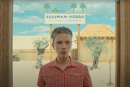 Scarlett Johansson in einem Standbild aus Wes Andersons „The Phoenician Scheme“.
