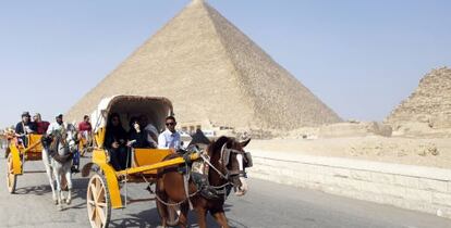 Turistas visitan las pirámides egipcias de Giza el pasado diciembre.