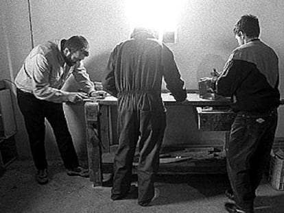Enfermos de esquizofrenia en un taller ocupacional en Carabanchel (Madrid).
