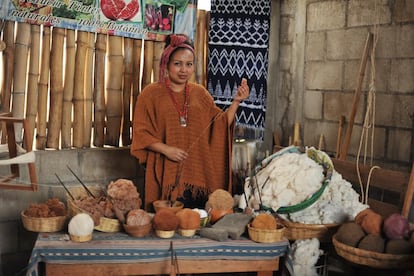 Tejedora guatemalteca, en una fotografía cedida por la Asociación de Mujeres en Colores Botánicos.