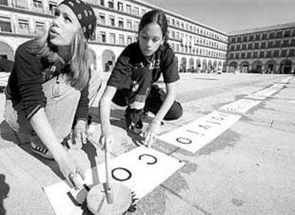 Alumnas del instituto Averroes pegaron ayer un relato de <i>Las mil y una noches</i> en La Corredera.