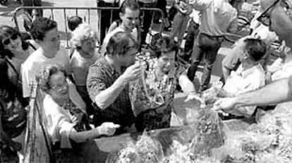 Un año más, las fiestas celebraron su víspera con la entrega de las flores y plantas de los jardines de la Virgen Blanca.