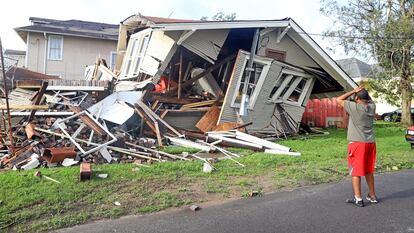 Un hombre observa su casa colapsada por el huracán 'Ida' en Nueva Orleans, Luisiana.