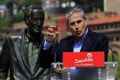 Ramón Jáuregui, durante su intervención en un acto político junto a la estatua de Ramón Rubial en Bilbao.