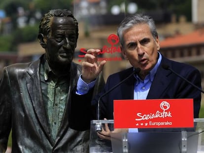 Ramón Jáuregui, durante su intervención en un acto político junto a la estatua de Ramón Rubial en Bilbao.