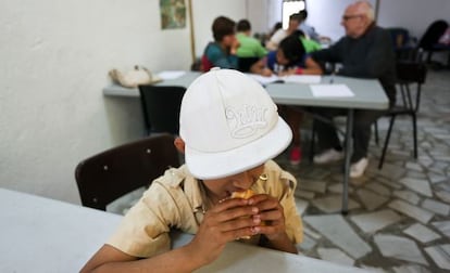 The parish of Santa María Magdalena in Barcelona provides free snacks in the evening for children who are left to go hungry.