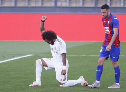 Marcelo se arrodilla contra el racismo tras marcar el tercer gol del Real Madrid frente al Eibar. 