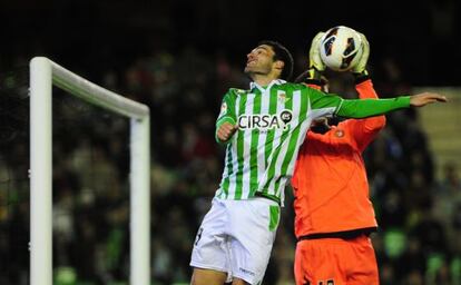 Jorge Molina pelea con el meta Dani Hernández, que atrapa el balón. 