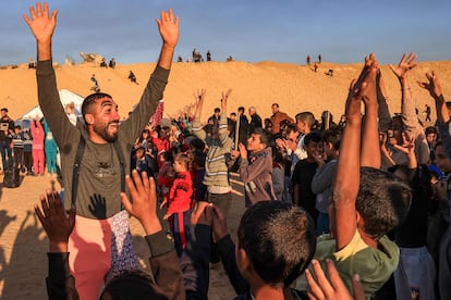 Un hombre disfrazado de payaso realiza una actividad lúdica para animar y divertir a  un grupo de niños en Rafah, al sur de la Franja de Gaza. 