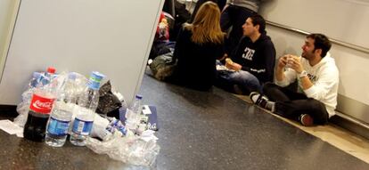 Basura acumulada en la Terminal 1, esta mañana.