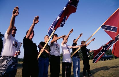 Un grupo de hombres hace, en 1992 en Texas, el saludo nazi con banderas confederadas en un evento del Klu Klux Klan, abierto al público y al que asistieron unas 300 personas