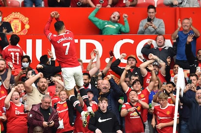 Cristiano celebra el 1-0 ante la grada de Old Trafford.