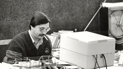 Victorino Ruiz de Azúa en la redacción de EL PAÍS en una imagen de archivo.