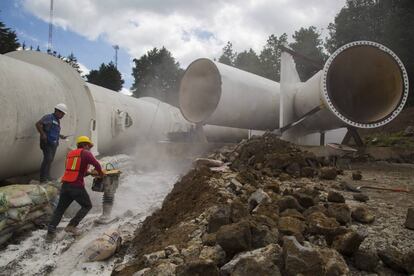 Trabajos de reparación en una línea de alta presión en el sistema de aguas Cutzamala.