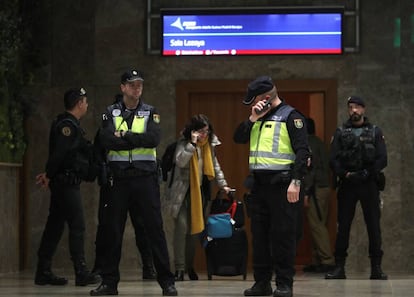 A passenger from the Air Canada flight leaves Barajas airport.