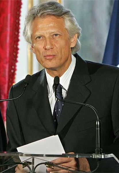 El primer ministro francs, Dominique de Villepin, ha anunciado la fusin de las dos empresas francesas.