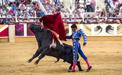 Alejandro Talavante, en su primer toro ayer en la corrida Picassina en La Malagueta.