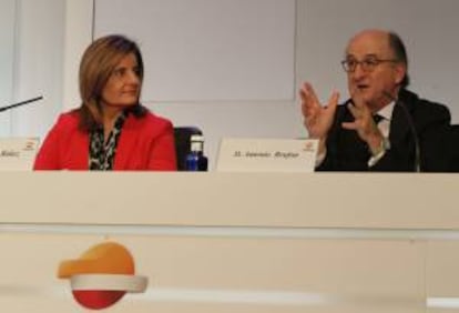 La ministra de Empleo, Fátima Báñez (i), que presidió la presentación del libro blanco del teletrabajo en Repsol, acto en el que estuvo acompañada del presidente de la energética, Antonio Brufau (d), durante el acto.