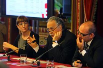 El alcalde de Bilbao, Iñaki Azkuna, junto al consejero delegado, Andoni Aldekoa, y la concejala de Presupuestos, Marta Ajuria 