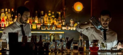 Bartender del Verne Club, en Palermo (Buenos Aires).