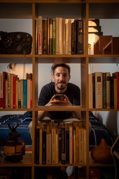 Marcos Xam Pam fotografiado en su casa de Madrid en febrero de 2024.
