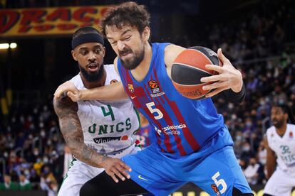 Euroliga: Sanli intenta zafrse de Lorenzo Brown durante el partido Barcelona-Unics