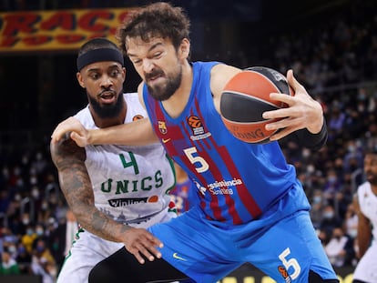 Sanli intenta zafrse de Lorenzo Brown durante el partido Barcelona-Unics.