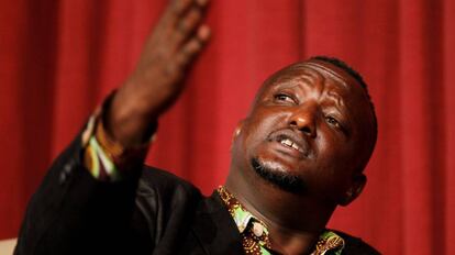 El autor y activista LGTBI keniano Binyavanga Wainaina en una mesa redonda en Nairobi, en 2013.