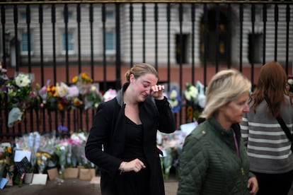 Una mujer llora en el exterior del Palacio de Buckingham, en Londres, este viernes. Coronada en febrero de 1952 a los 25 años, a Isabel II le tocó presidir la desaparición definitiva del Imperio Británico, que ya había perdido en 1945, bajo el reinado de Jorge VI, su territorio más preciado, la India. 