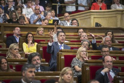El diputat del PP Xavier García Albiol es queixa abans de la votació. Els diputats del seu partit han acabat abandonant la cambra en senyal de protesta.