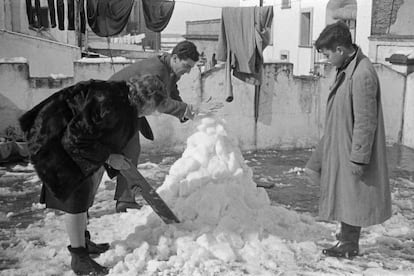 Una familia hace un muñeco de nieve en una azotea de Sevilla durante la última gran nevada, en febrero de 1954.