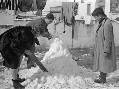 Una familia hace un muñeco de nieve en una azotea de Sevilla durante la última gran nevada, en febrero de 1954.