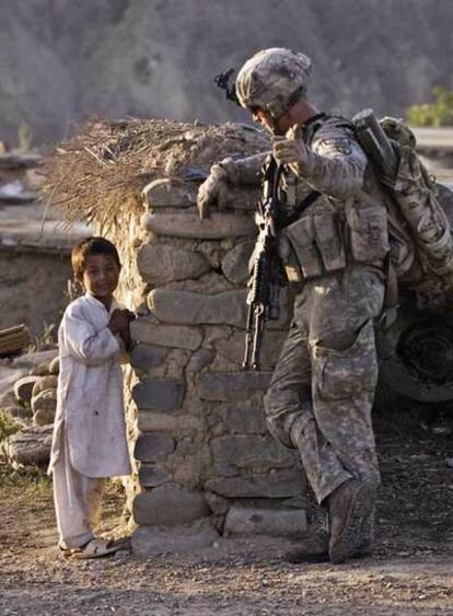 Un soldado estadounidense junto a un niño afgano.